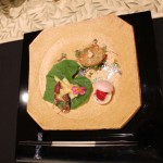 先付 ホタルイカの酢味噌あえ　　　　蓮根の小さなパンケーキアンチョビバター　　苺とクリームチーズの最中仕立て